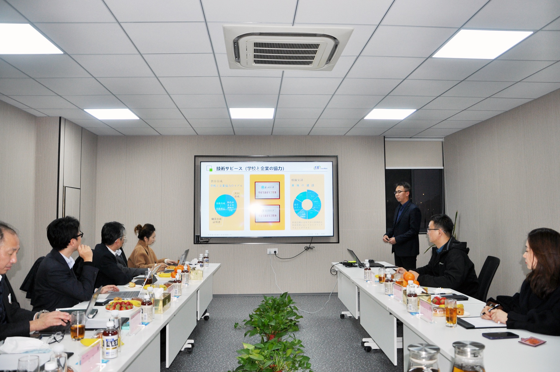 袁總向愛普生部長(zhǎng)介紹鎰升機(jī)器人