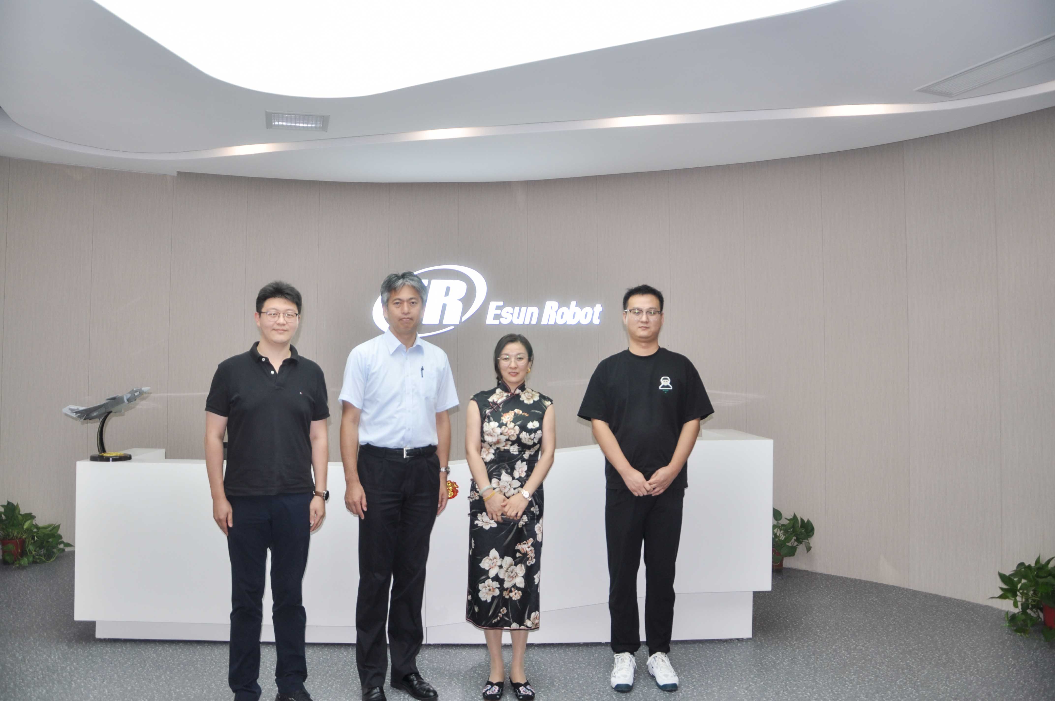 熱烈歡迎EPSON巖崎副總經(jīng)理一行蒞臨鎰升機(jī)器人參觀！